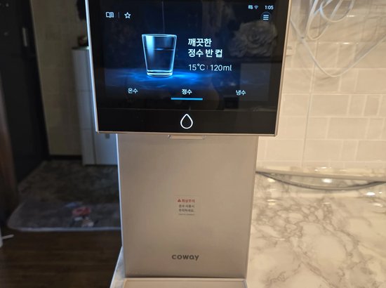 대리석 주방 카운터에 설치된 코웨이 정수기